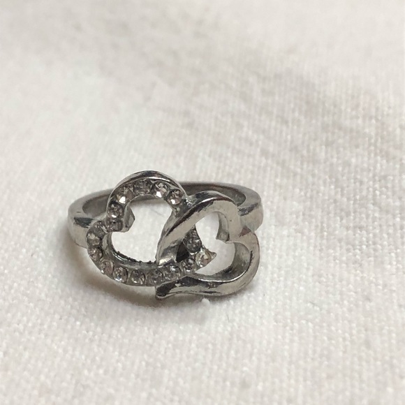 Five silver and sparkley rings - Picture 4 of 7